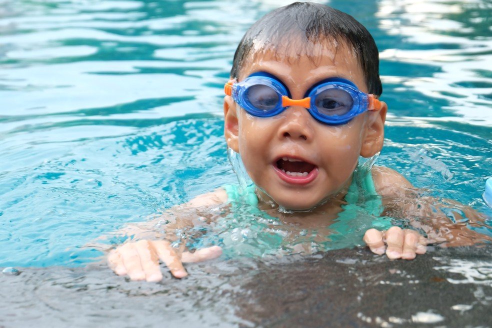 Brincadeiras na piscina: dicas, benefícios e cuidados no verão